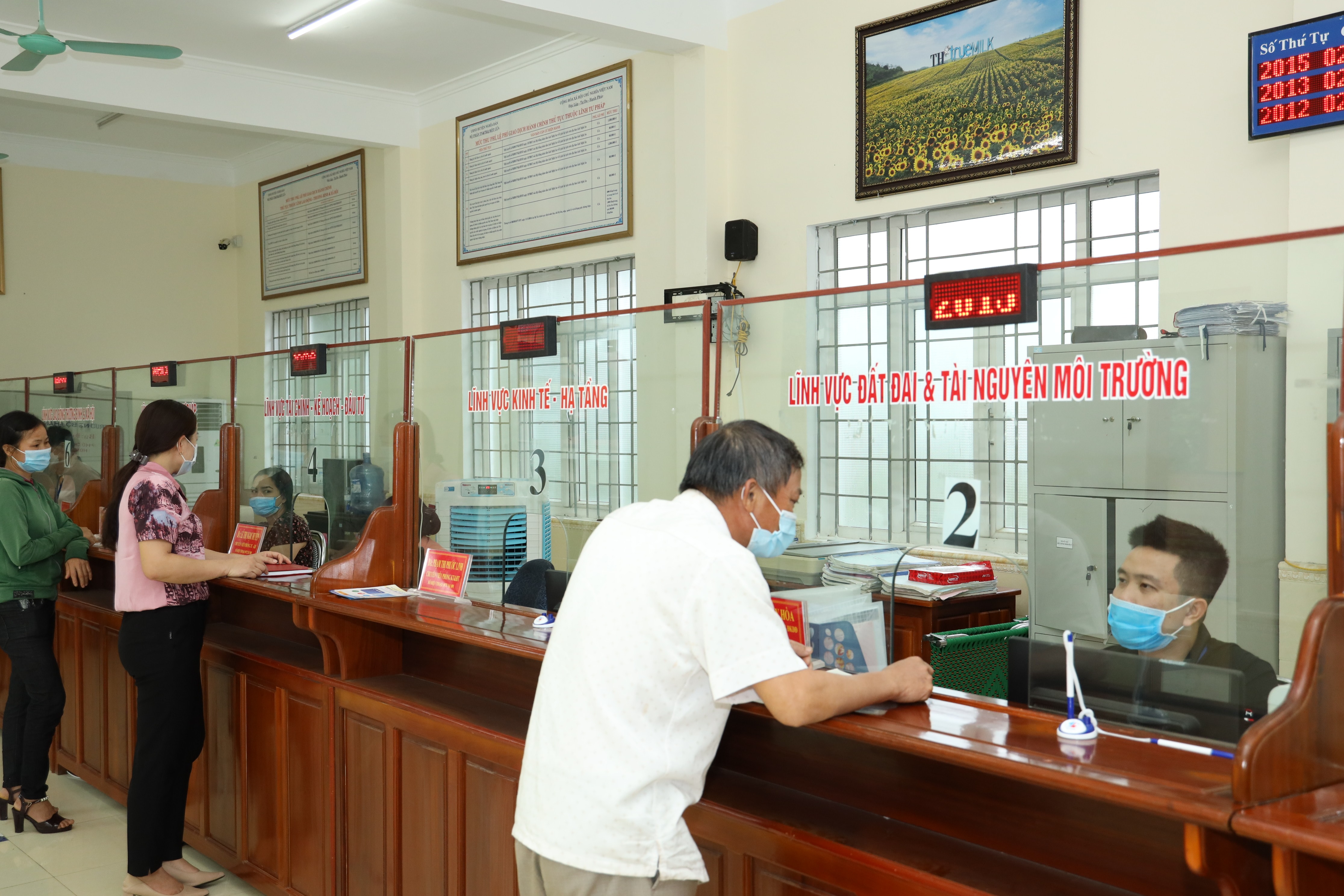 Hoạt động tại Trung tâm một cửa huyện Nghĩa Đàn. Ảnh Nguyên Nguyên