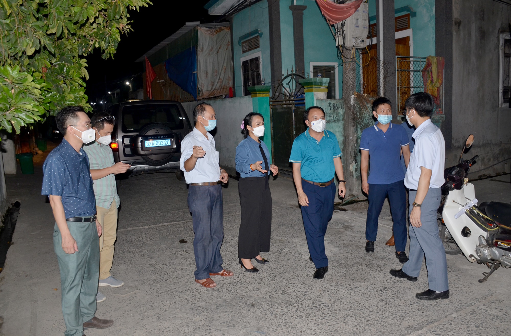 Ban Chỉ đạo Phòng chống dịch Covid-19 tỉnh Nghệ An cùng lãnh đạo thị xã Cửa Lò khảo sát, thiết lập khu vực cách ly y tế. Ảnh: Thành Chung