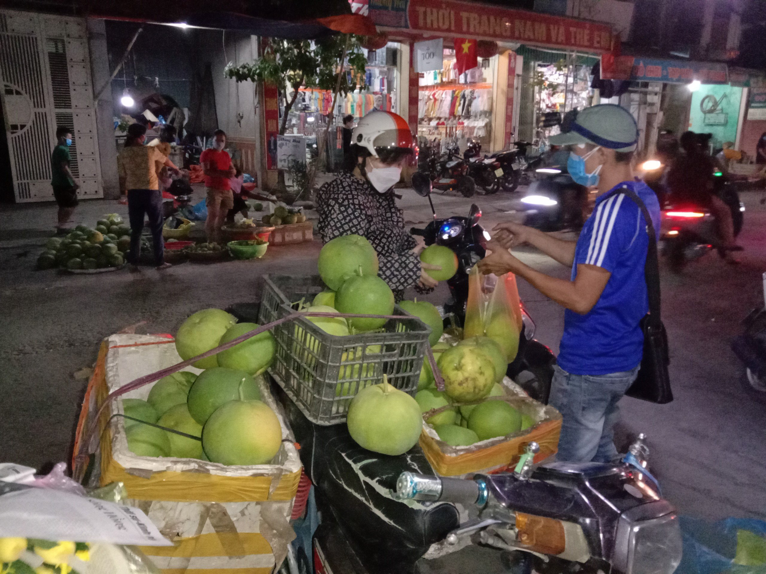 Bưởi cúng rằm được người dân tranh thủ mua. Ảnh Ngọc Phương