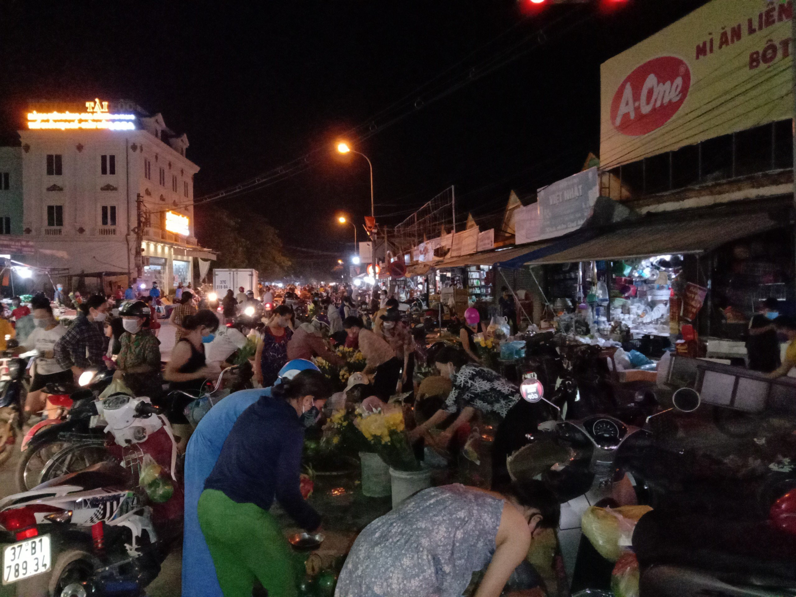Chưa bao giờ người dân Đô Lương lại đi chợ đêm như thế này