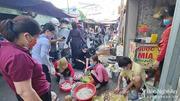 Hàng rau củ, thực phẩm, trứng...tại chợ Kênh Bắc đông nghịt người vào chiều 19/8. Ảnh: Nguyễn Phê