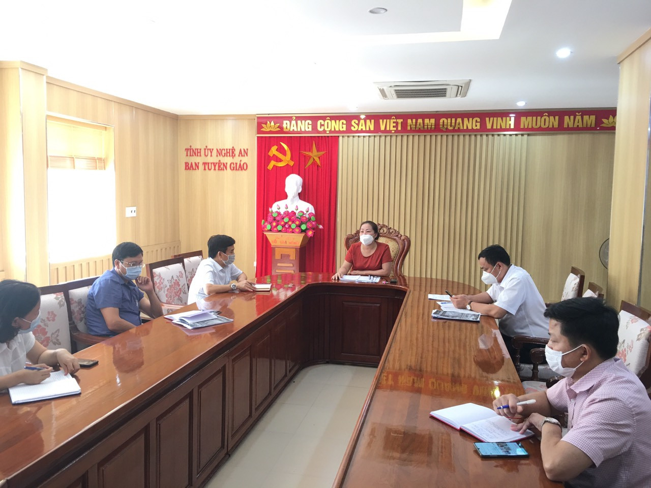 Đồng chí Nguyễn Thị Thu Hường, Ủy viên BTV, Trưởng Ban Tuyên giáo Tỉnh ủy chủ trì buổi làm việc