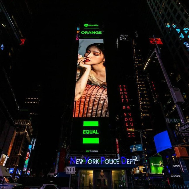 Nữ ca sĩ ‘Người lạ ơi’ xuất hiện trên bảng quảng cáo ở Quảng trường Thời Đại ảnh 3