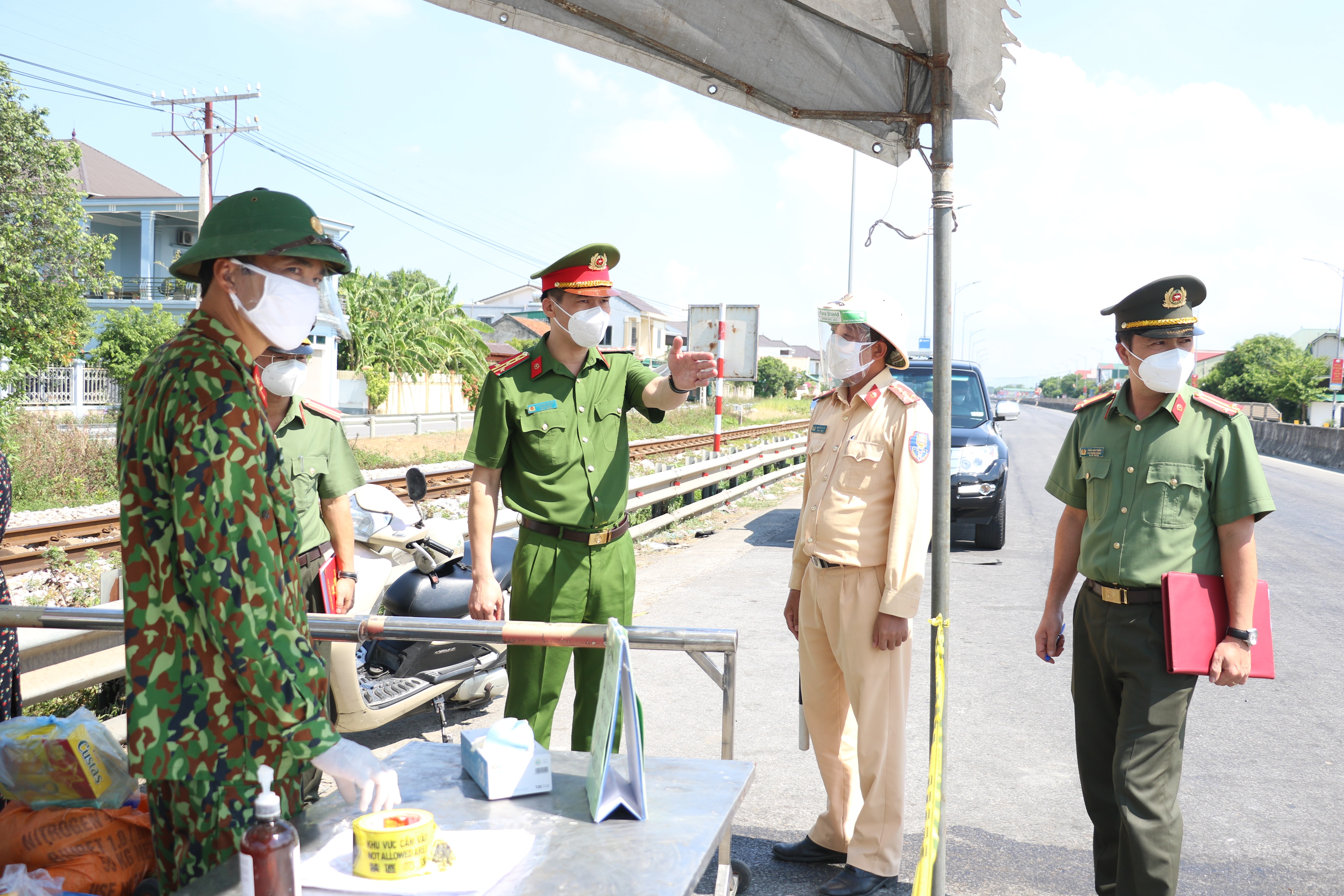 Các lực lượng sẽ kiểm tra, kiểm soát chặt chẽ tình trạng lợi dụng giấy xác nhận đi đường. Ảnh: Vương LInh