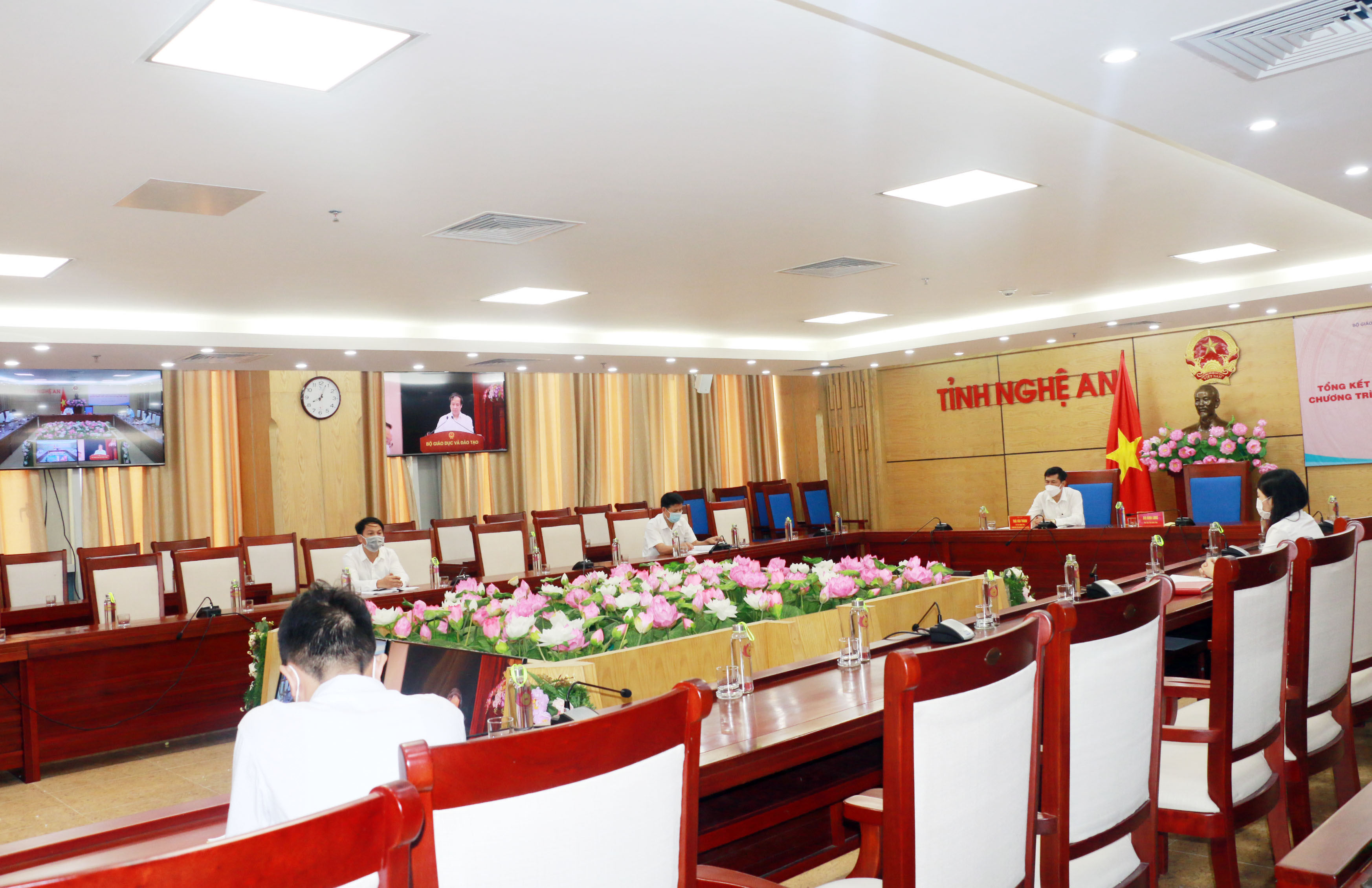 Bộ trưởng Bộ Giáo dục và Đào tạo Nguyễn Kim Sơn phát biểu tại đầu cầu Hà Nội. Ảnh: MH