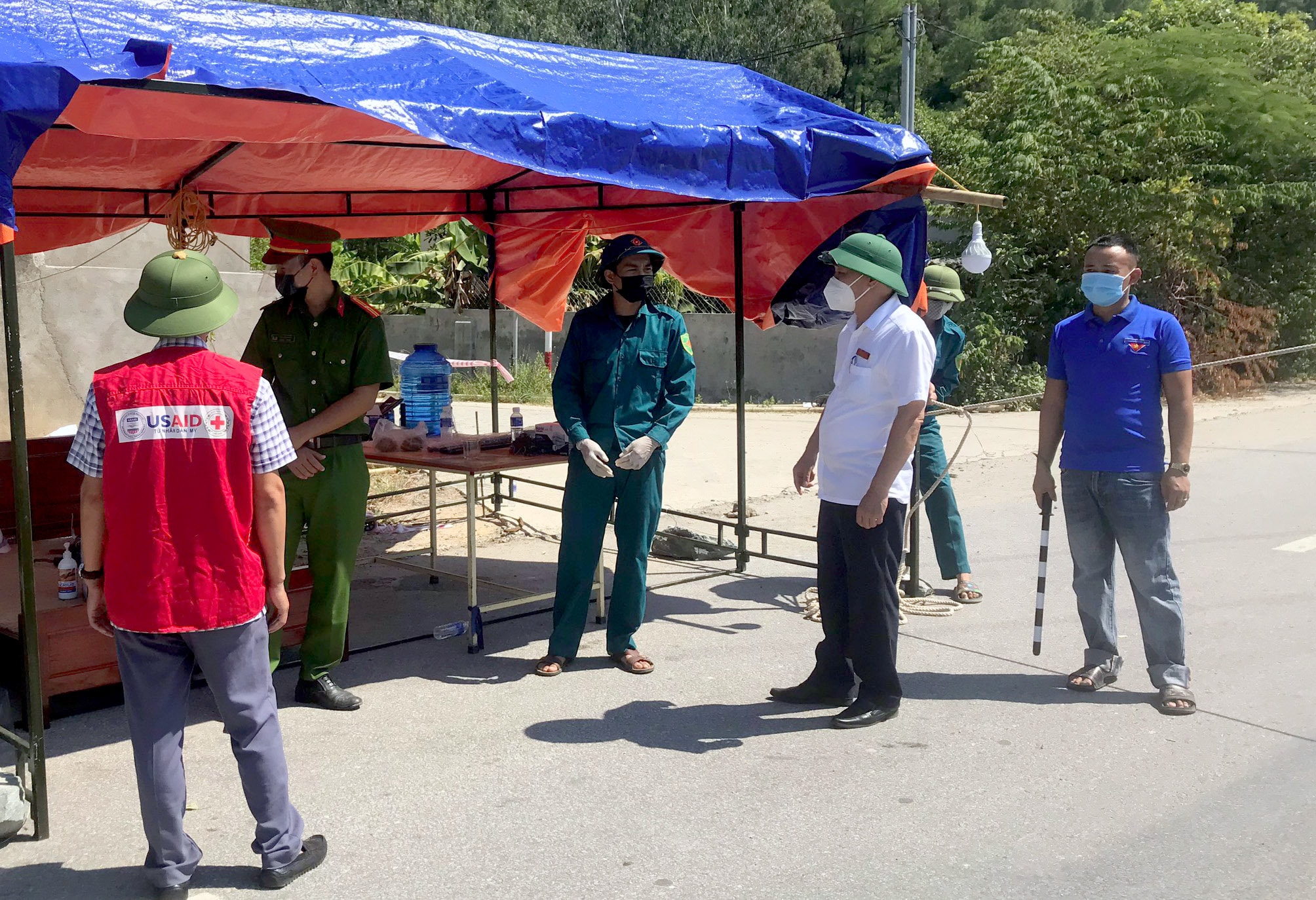 Lãnh đạo huyện Nam Đàn kiểm tra công tác phòng chống dịch tại các điểm chốt. Ảnh: P.V