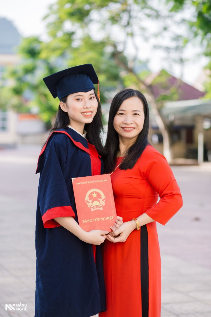 Trúc Quỳnh chụp ảnh lưu niệm cùng cô giáo chủ nhiệm ngày tốt nghiệp.