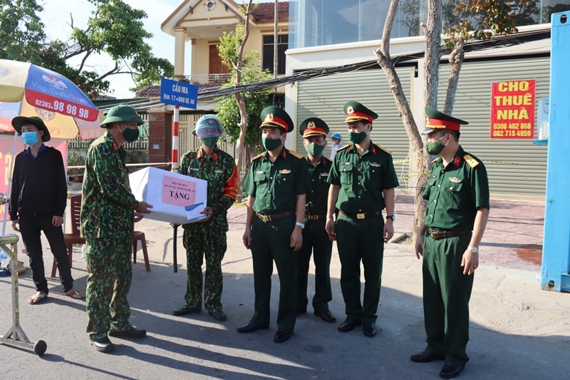 Động viên các lực lượng kiểm soát người ra vào thành phố tại điểm chốt kiểm dịch cầu Ma xã Hưng Chính, TP Vinh. Ảnh: Trọng Kiên