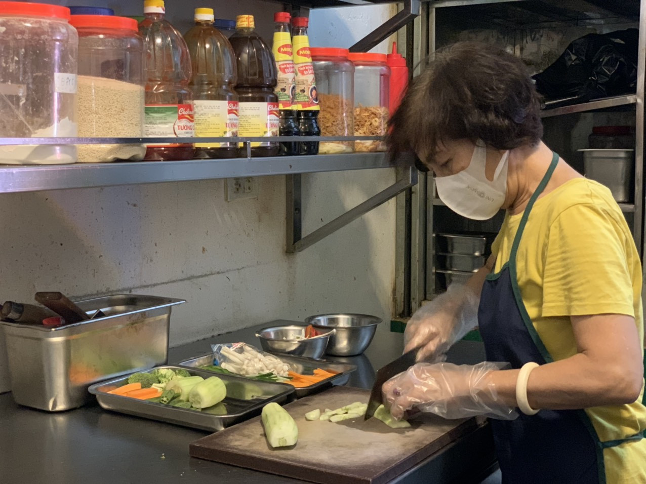 Chị Nguyễn Thị Thanh Xuân, chủ một nhà hàng chay nổi tiếng ở Vinh đang chuẩn bị cỗ để ship cho khách. Ảnh: Thanh Phúc