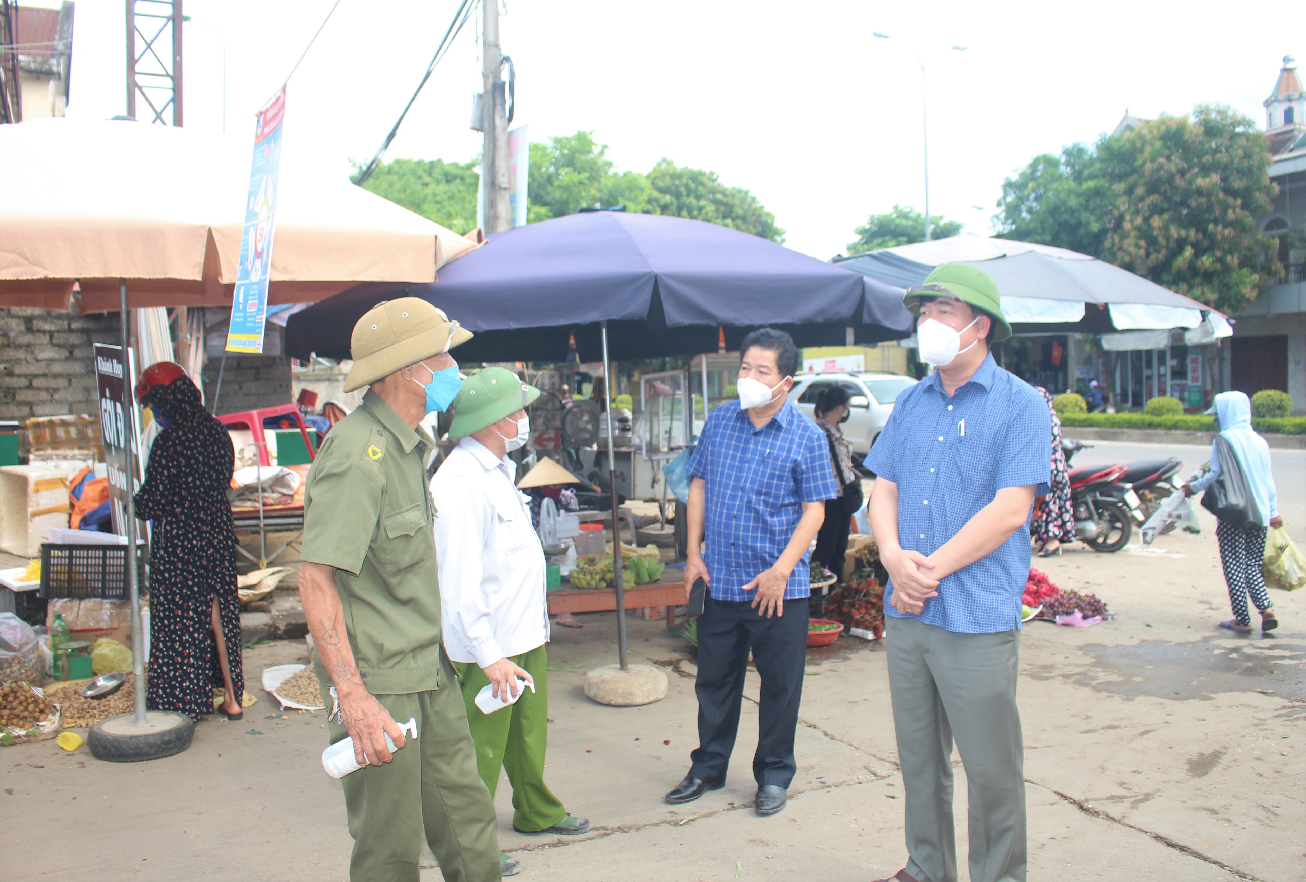 Lãnh đạo huyện Anh Sơn kiểm tra việc thực hiện chỉ thị tại các chợ trên địa bàn. Ảnh Thái Hiền