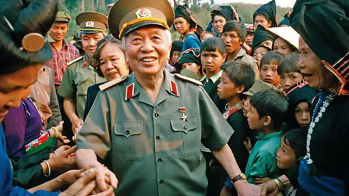Đại tướng Võ Nguyên Giáp trong lần trở lại thăm Điện Biên Phủ tháng 4/1994. Ảnh: Catherine karnow