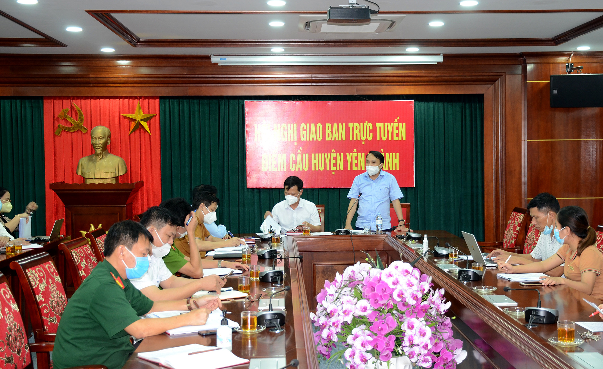 Ban Chỉ đạo Phòng, chống dịch Covid-19 tỉnh Nghệ An  họp khẩn cùng huyện Yên Thành. Ảnh: Thành Chung