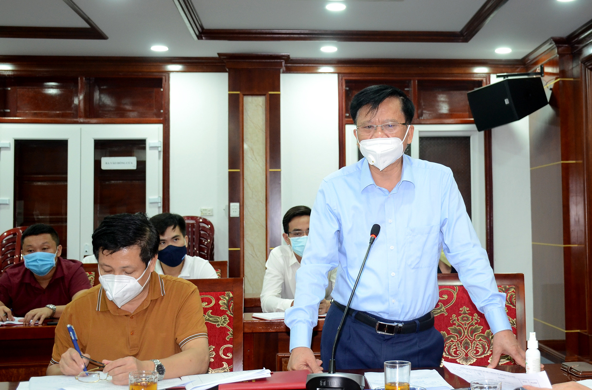 Chủ tịch UBND huyện Yên Thành báo cáo tình hình dịch Covid-19 và các biện pháp phòng chống của địa phương. Ảnh: Thành Chung