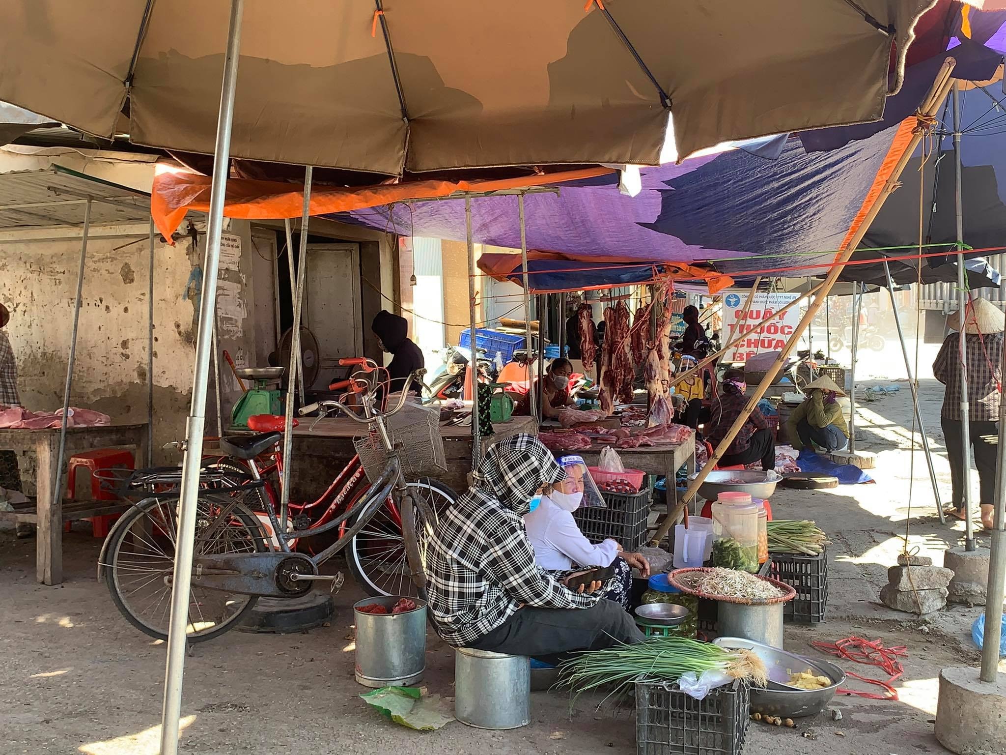 Bình thường chợ TTTM Đô Lương đón người dân khắp nơi trong huyện Đô Lương về buôn bán, thế nhưng do hiện nay chỉ người dân thị trấn Đô Lương được phát phiếu đi chợ này nên lượng người đi chợ đã giảm sút rất lớn. Bên cạnh đó, do lo sợ dịch bệnh nên người dân đã hạn chế đến chợ - nơi vốn tập trung rất đông người, nên dù là ngày rằm nhưng chợ rất vắng. Ảnh: TĐ