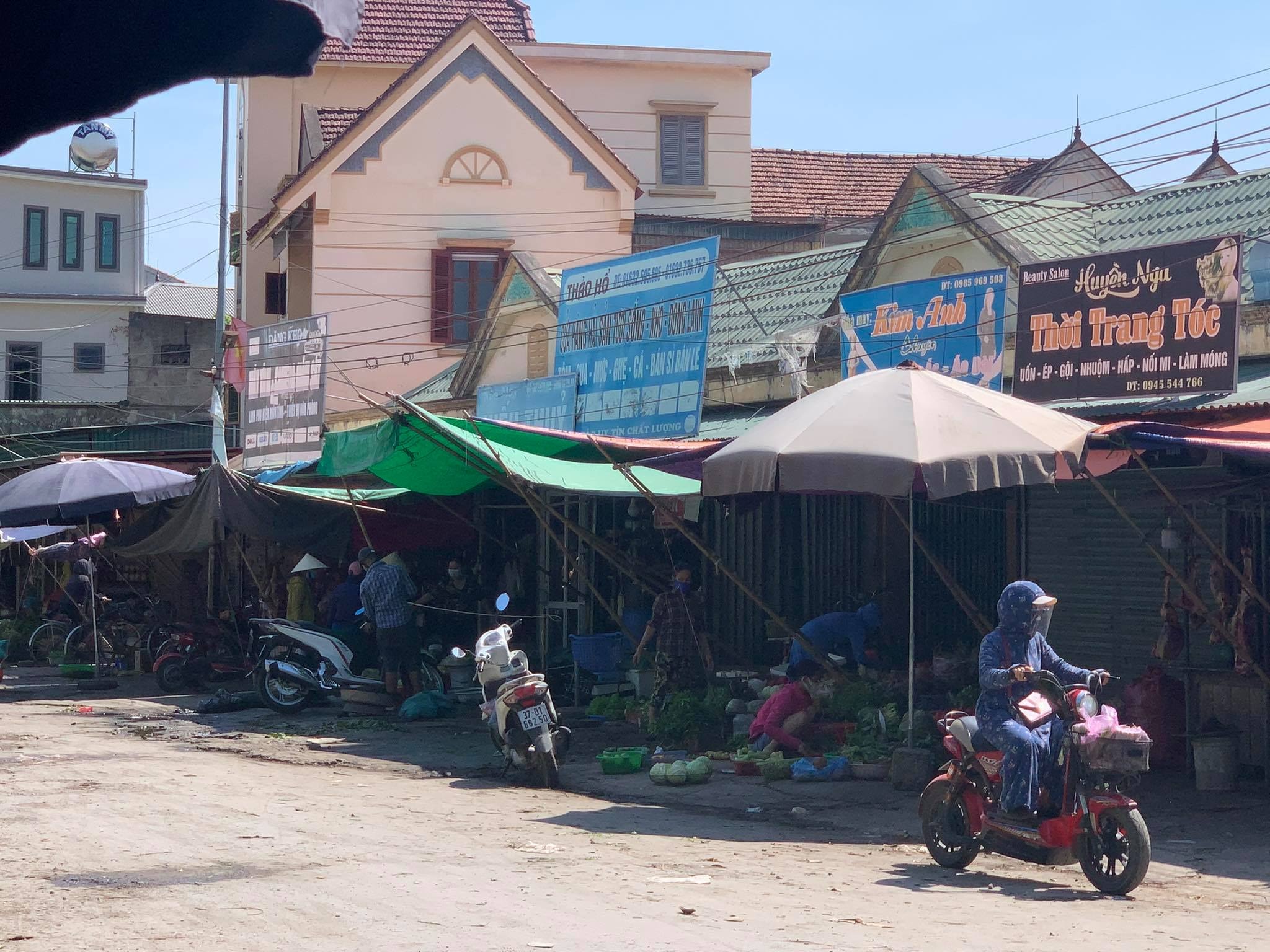 Chỉ những quầy hàng bán thực phẩm tại chợ TTTM Đô Lương được mở cửa nhưng cũng có rất ít người mua. Ảnh: TĐ