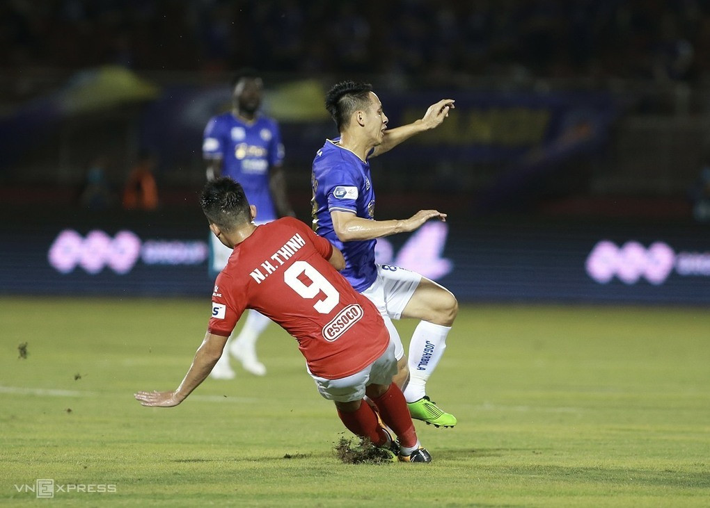 Cú vào bóng của Hoàng Thịnh khiến Hùng Dũng gãy chân, trong trận đấu ở V-League trên sân Thống Nhất ngày 23/3. Ảnh: Lâm Thỏa.