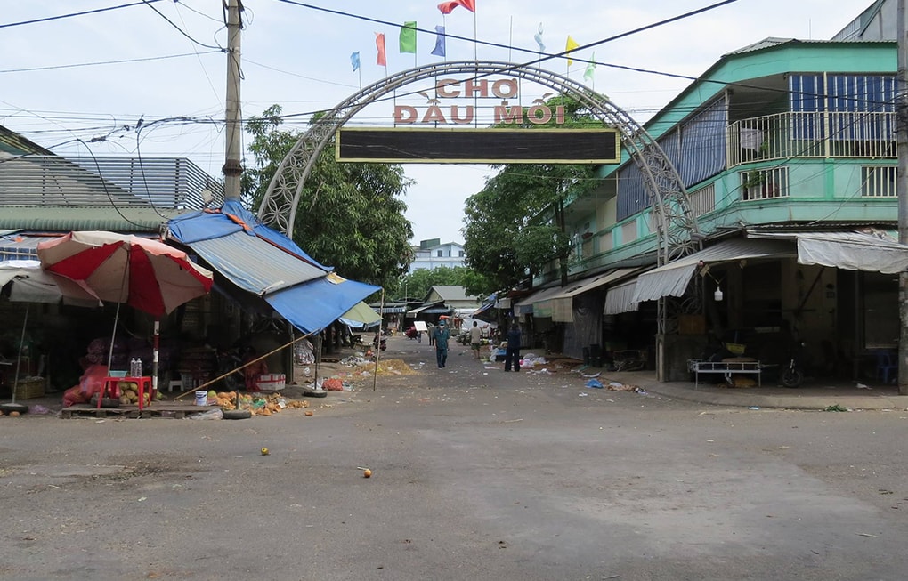 Chợ đầu mối Vinh lần thứ 2 bùng phát dịch với mức độ nghiêm trọng hơn. Ảnh: Tiến Hùng