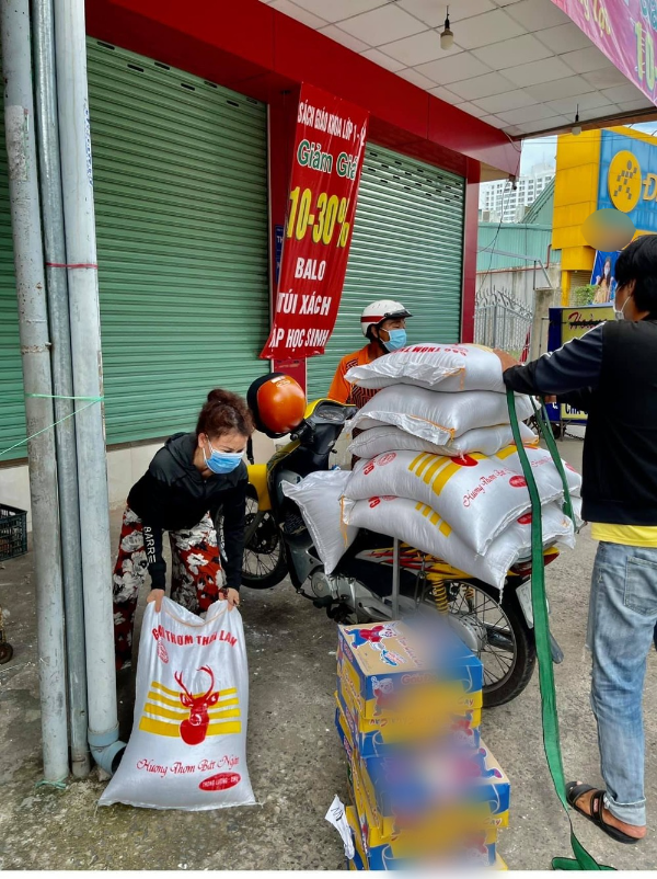 Bà Hương vận chuyển đồ gửi cho người nghèo trong lúc thành phố giãn cách.