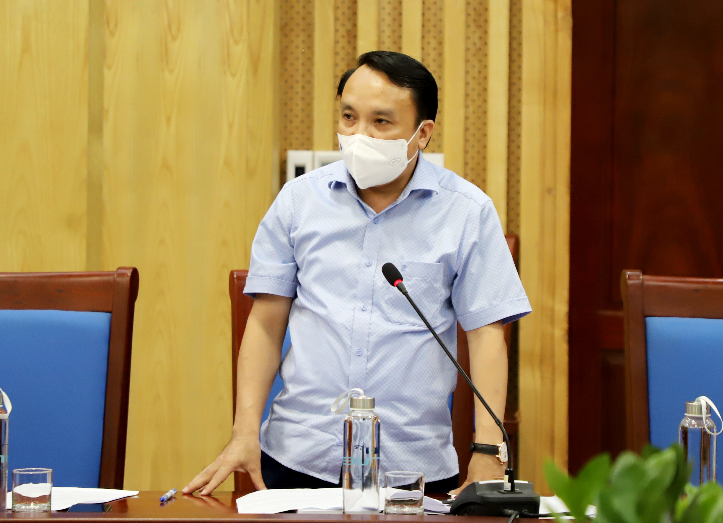Đồng chí Dương Đình Chỉnh - Giám đốc Sở Y tế, Phó Trưởng Ban chỉ đạo phòng, chống dịch Covid-19 tỉnh phát biểu tại buổi làm việc. Ảnh: Phạm Bằng