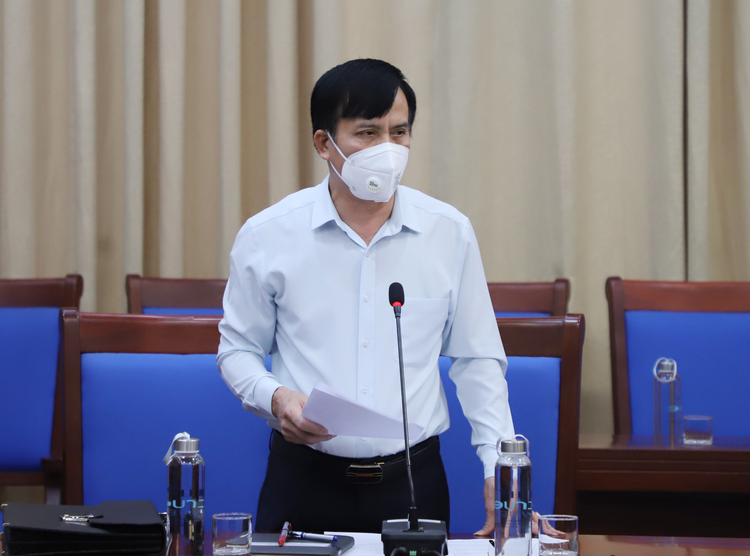 Đồng chí Trần Ngọc Tú - Chủ tịch UBND TP Vinh báo cáo công tác phòng, chống dịch và đề xuất giải pháp thời gian tới. Ảnh: Phạm Bằng