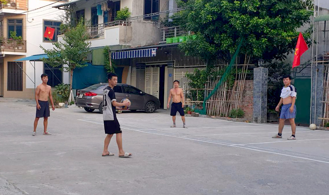 4 người đánh bóng chuyền trên địa bàn phường Hồng Sơn trong ngày 22/8. Ảnh: Q.A