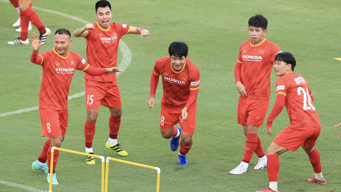 Trần Minh Vương (phải) gặp chấn thương ở trận giao hữu với U23 Việt Nam