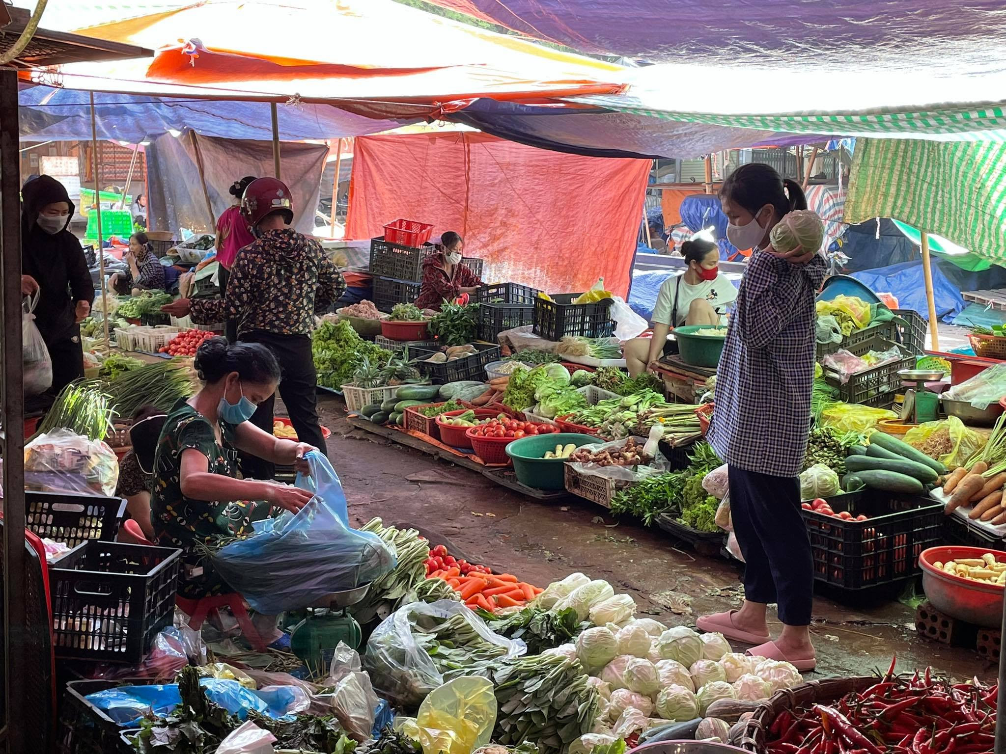 Ngườ dân thị xã Thái Hòa đến chợ mua hàng phải giữ khoảng ách an toàn. Ảnh: Minh Thái
