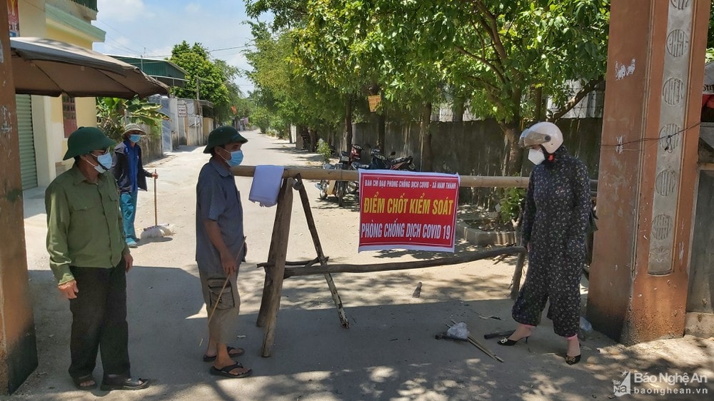 Chốt kiểm dịch trên địa bàn xã Nam Thành, huyện Yên Thành. Ảnh: Xuân Hoàng