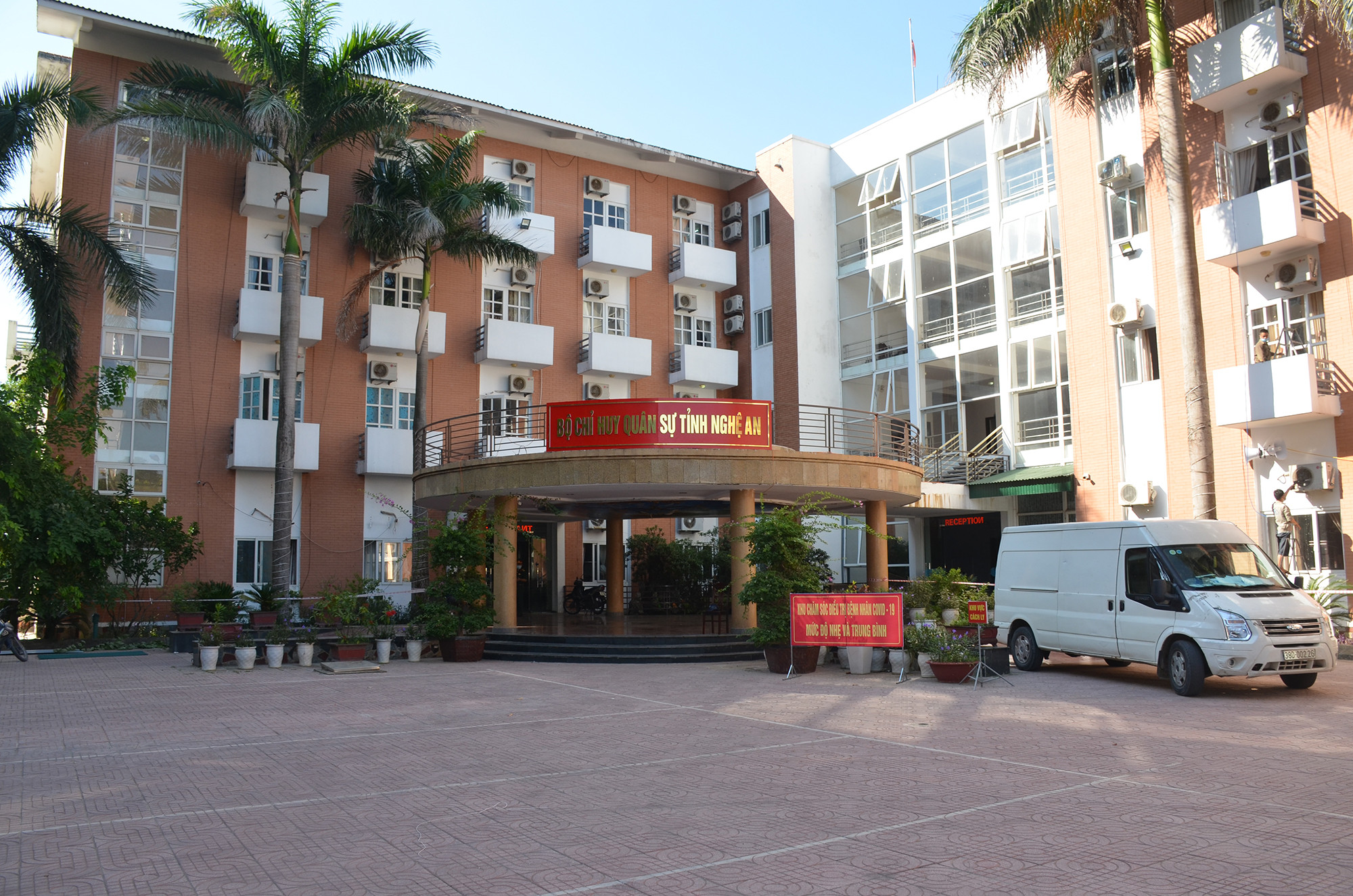 Bệnh viện Dã chiến số 4 Nghệ An được xây dựng trên cơ sở trưng dụng Khách sạn ARMY - Cửa Lò. Ảnh: Thành Chung