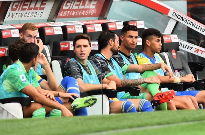 Ronaldo, Chiellini, Chiesa, Kulusevski ngồi dự bị ở trận ra quân mùa giải mới của Juventus. Ảnh: Reuters.