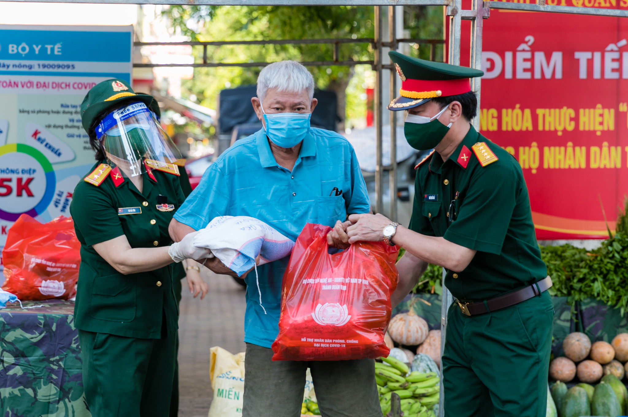 Gian hàng 0 đồng sẽ cung cấp nhu yếu phẩm cần thiết cho mọi người dân. Tuy nhiên thời gian đầu nguồn lương thực thực phẩm còn ít vì thế sẽ ưu tiên cho những hộ dân khó khăn trước để họ yên tâm ổn định cuộc sống trong những ngày giãn cách xã hội. Ảnh: Đức Anh