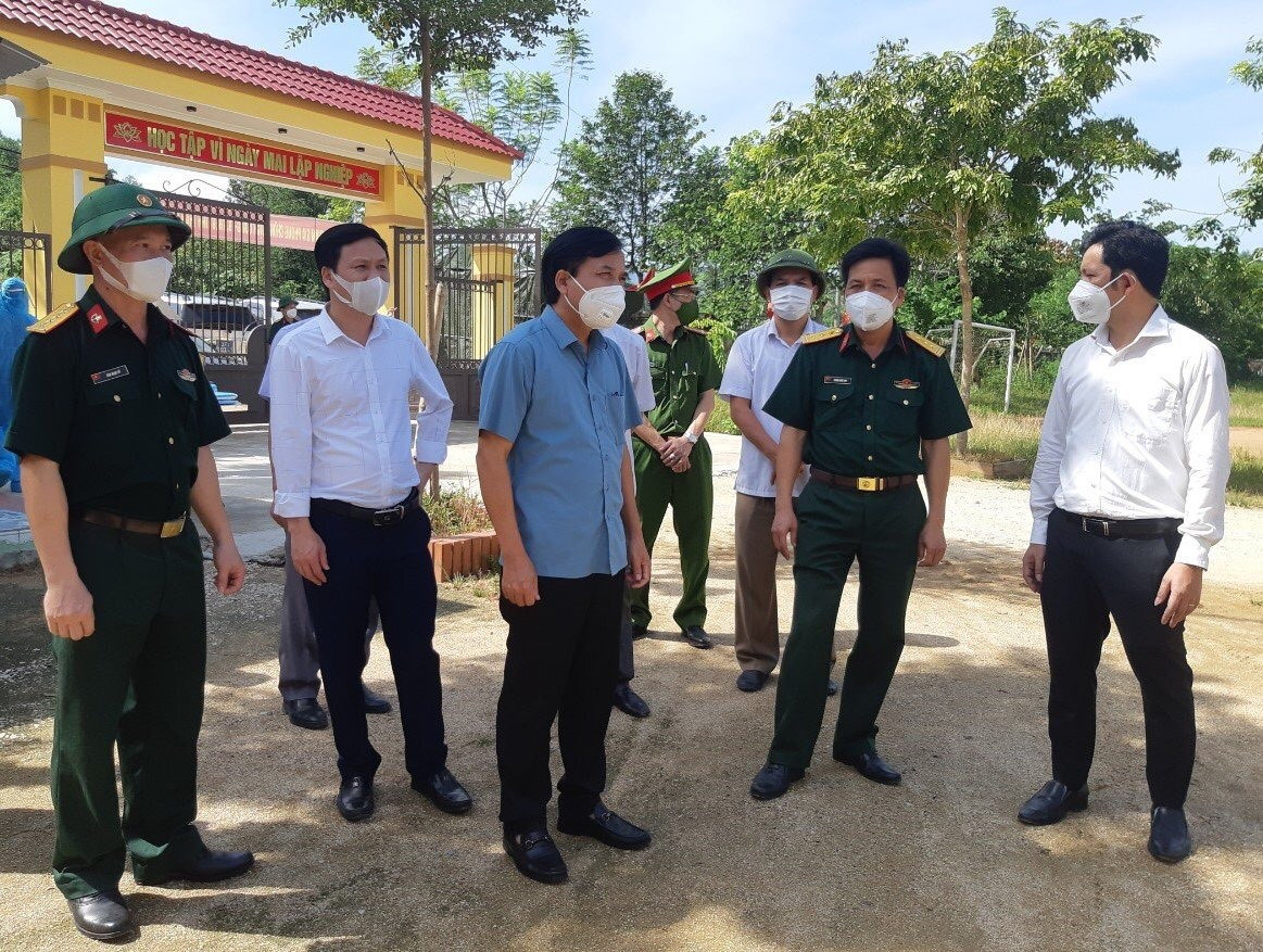 Đoàn công tác của tỉnh kiểm tra thực tế tại một số địa bàn ở huyện Quế Phong. Ảnh Mạnh Cường