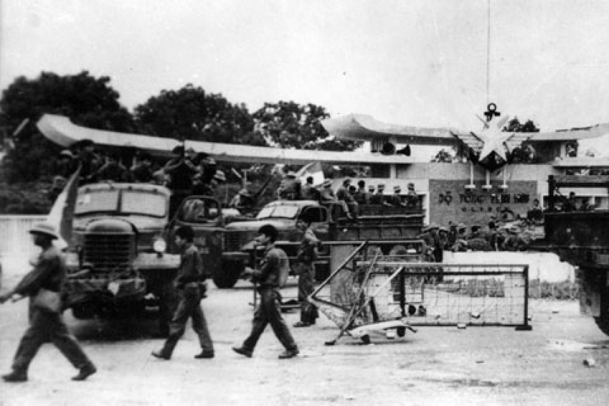 Bộ đội ta chiếm Bộ Tổng tham mưu quân ngụy trong chiến dịch Hồ Chí Minh (Ảnh: Bảo tàng lịch sử quốc gia).