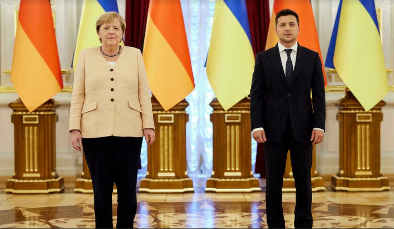 Thủ tướng Đức Angela Merkel trấn an Tổng thống Ukraine Zelenski trong chuyến thăm cuối tuần qua. Ảnh: France 24