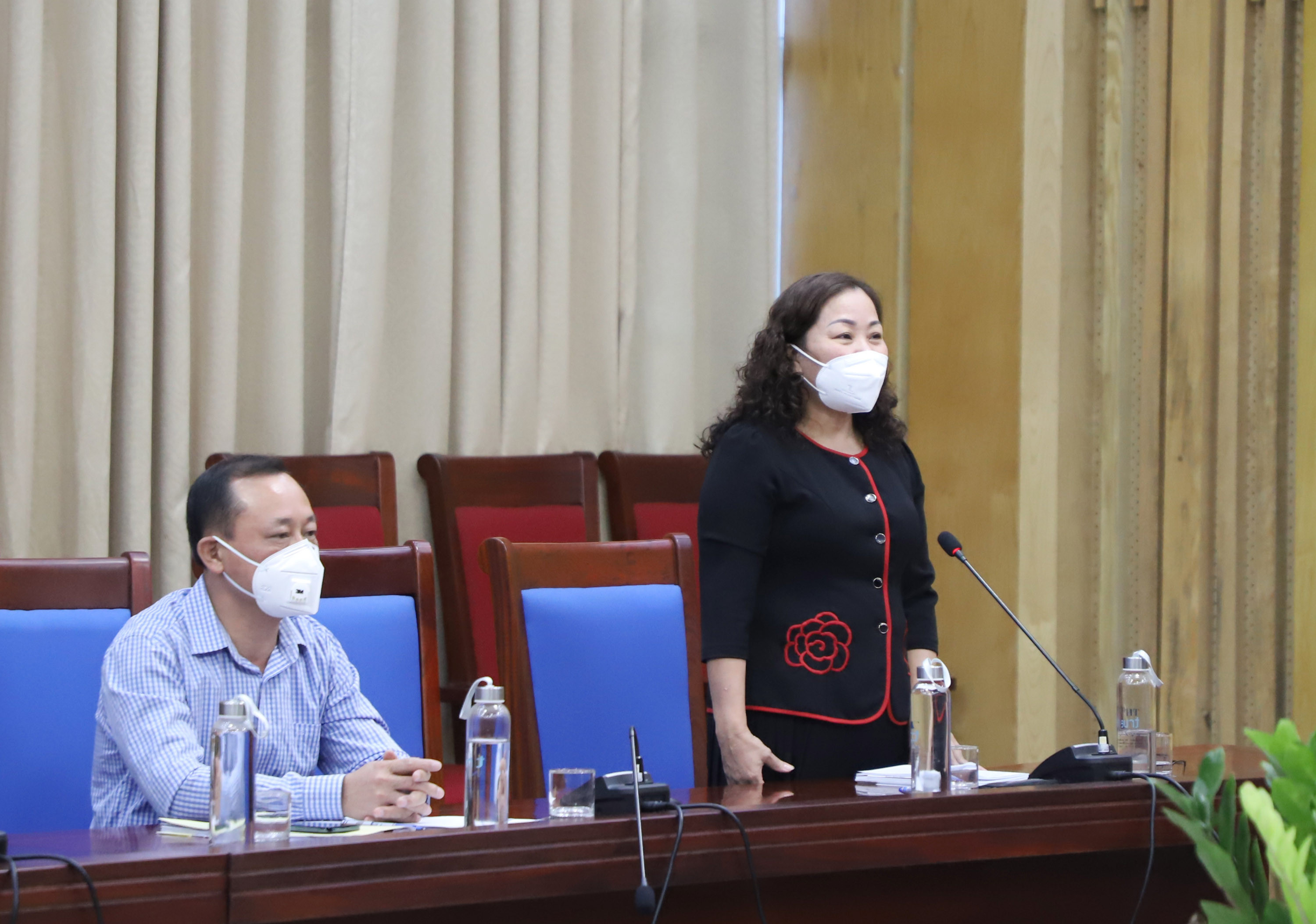 Đồng chí Nguyễn Thị Thu Hường - Trưởng Ban Tuyên giáo Tỉnh ủy phát biểu tại cuộc họp. Ảnh: Phạm Bằng