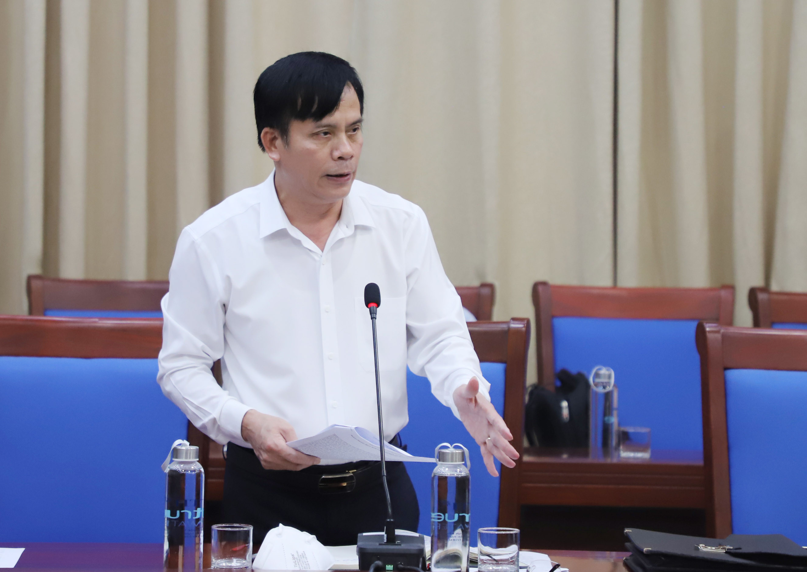 Đồng chí Trần Ngọc Tú - Chủ tịch UBND TP Vinh báo cáo công tác phòng, chống dịch và đề xuất giải pháp thời gian tới. Ảnh: Phạm Bằng