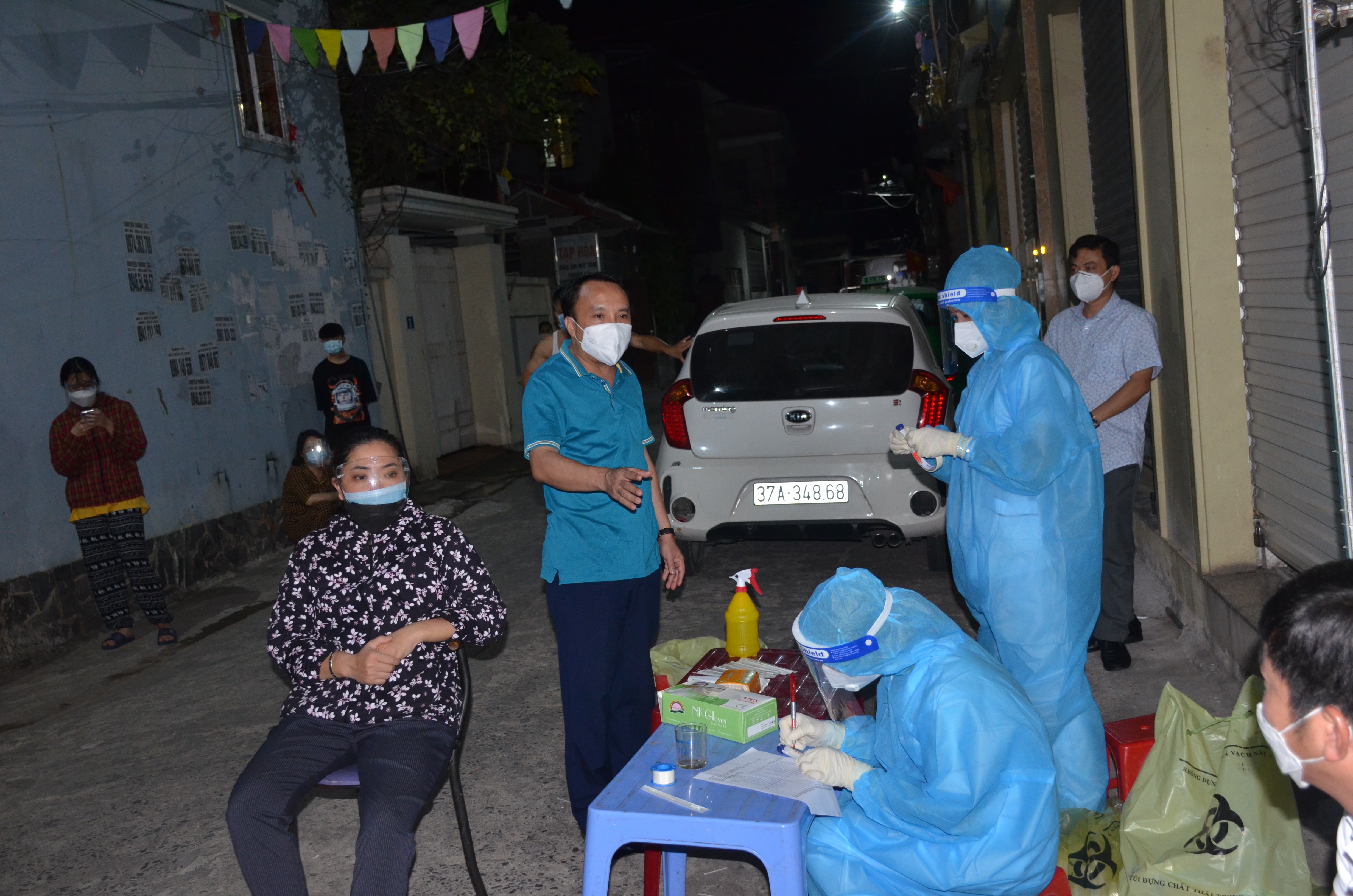 Phó Trưởng ban Chỉ đạo bày tỏ mong các “chiến sĩ áo trắng” và lực lượng hỗ trợ tiếp tục cố gắng vượt khó, hoàn thành xuất sắc nhiệm vụ đặt ra. Ảnh: Thành Chung