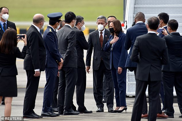 l Ngoại trưởng Singapore đón Phó Tổng thống Mỹ Kamala Harris tại sân bay ở SIngapore hôm 22/8. Ảnh: Reuters