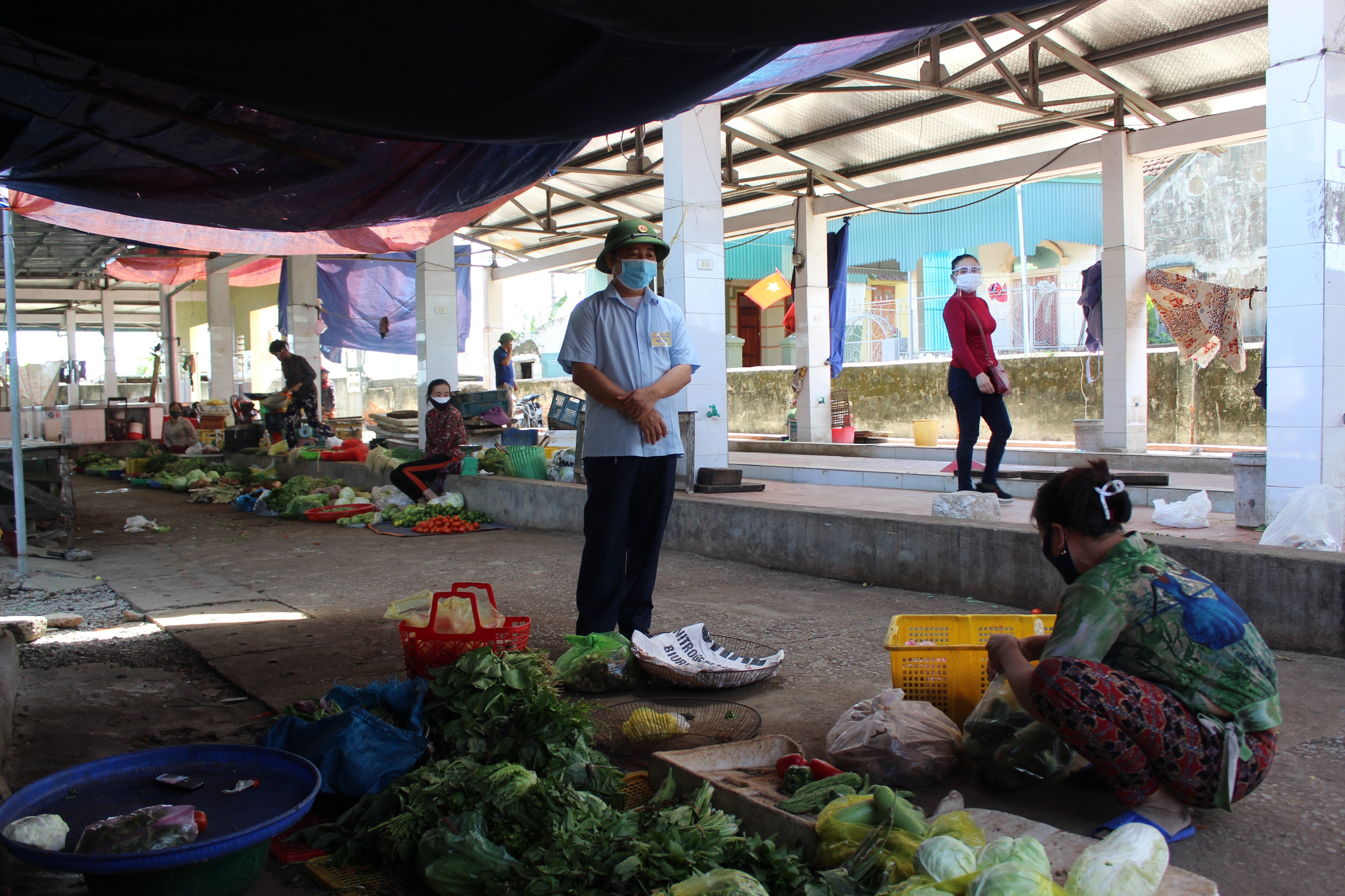 Lãnh đạo huyện Quỳnh Lưu tăng cường công tác kiểm tra, xử lý các vi phạm về công tác phòng, chống dịch. Ảnh Thanh Toàn