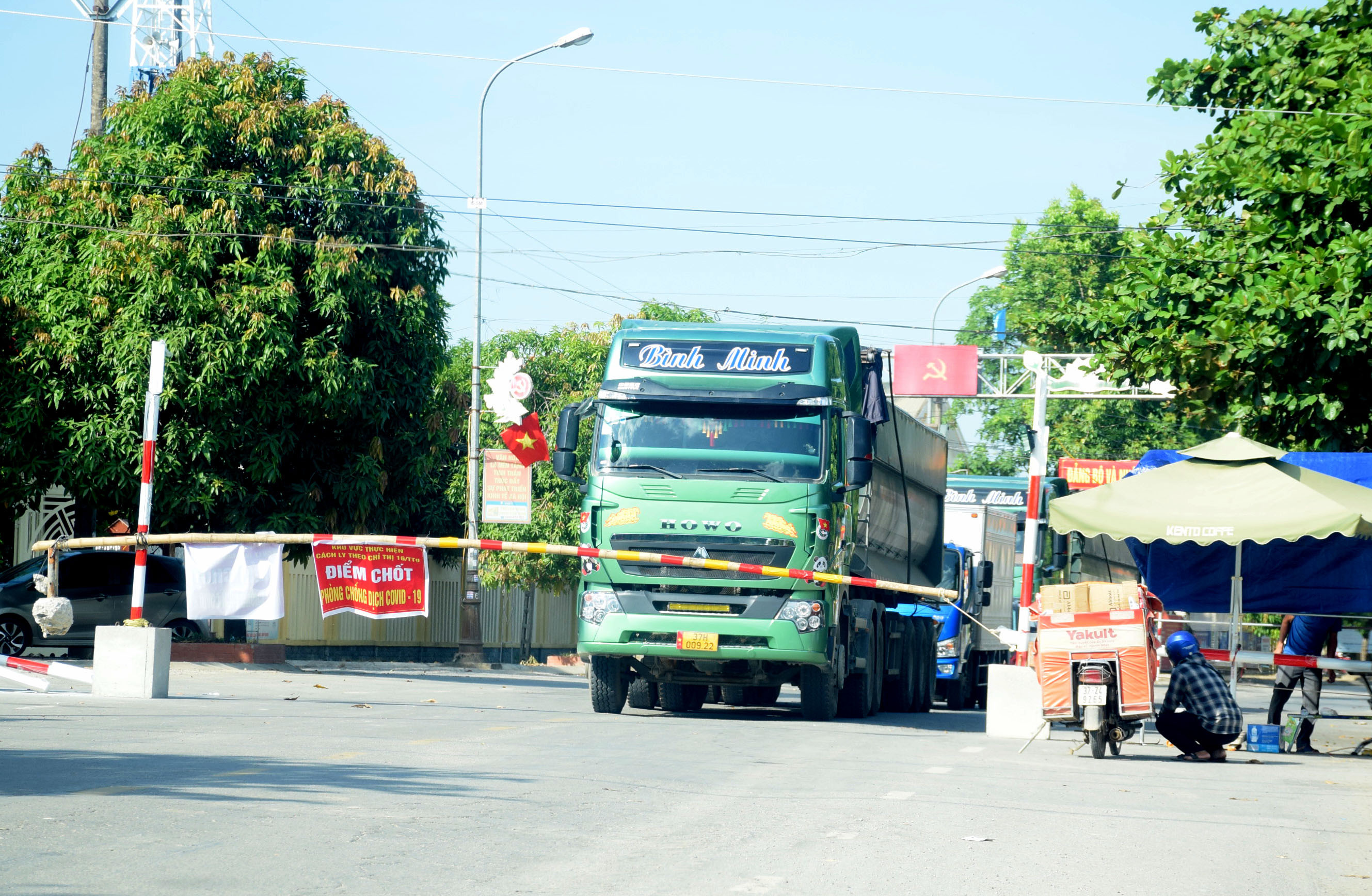 Điểm chốt kiểm siats dịch trên Quốc lộ 7B đoạn qua huyện Yên Thành. Ảnh: Xuân Hoàng