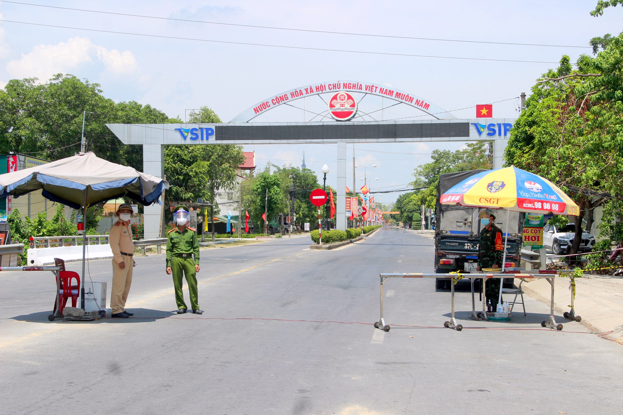 Mặc dù người và phương tiện giảm mạnh nhưng lực lượng các điểm chốt vẫn túc trực đầy đủ, nghiêm túc. Ảnh: Q.A