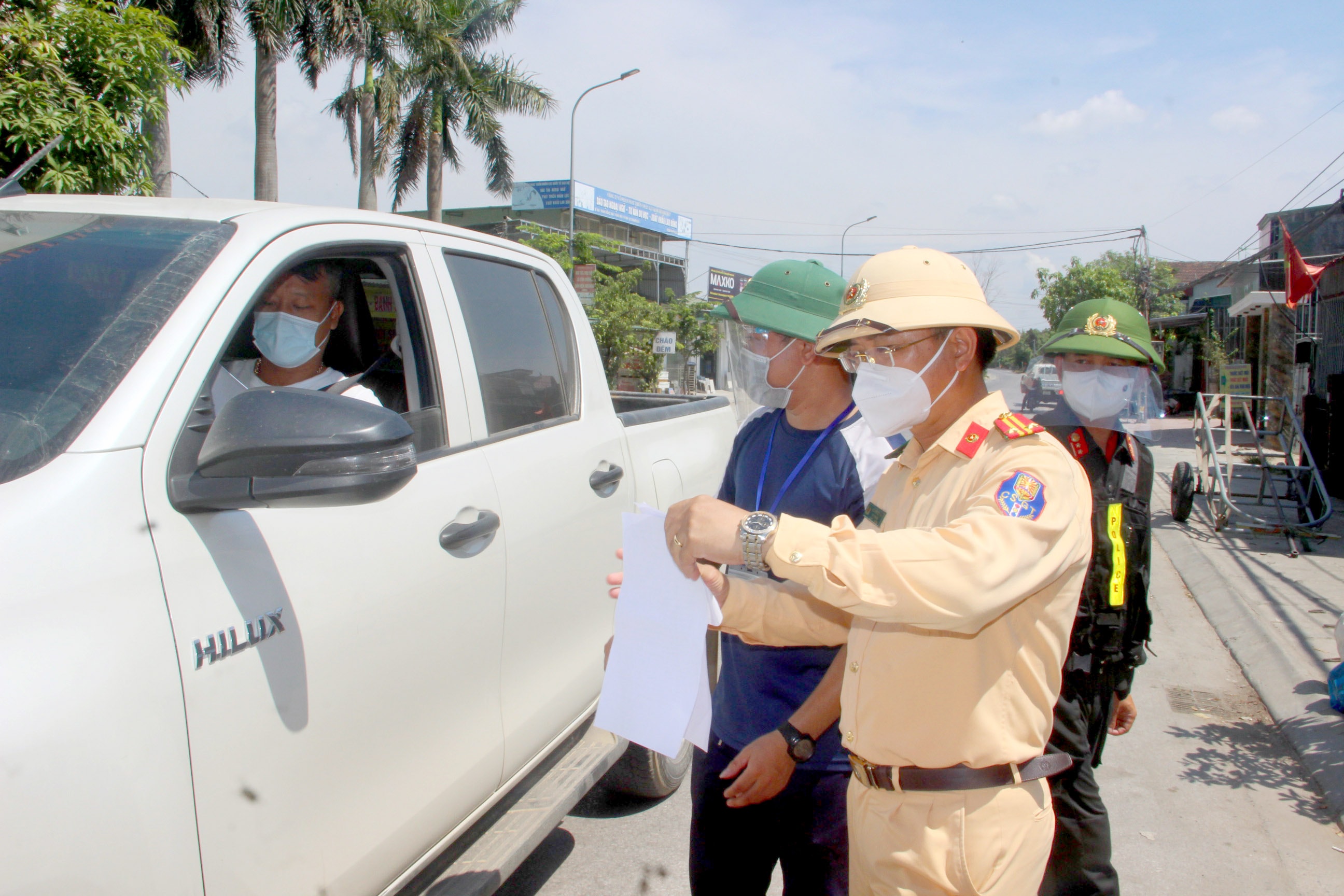 Các phương tiện qua chốt phải xuất trình giấy tờ đầy đủ. Ảnh: Q.A