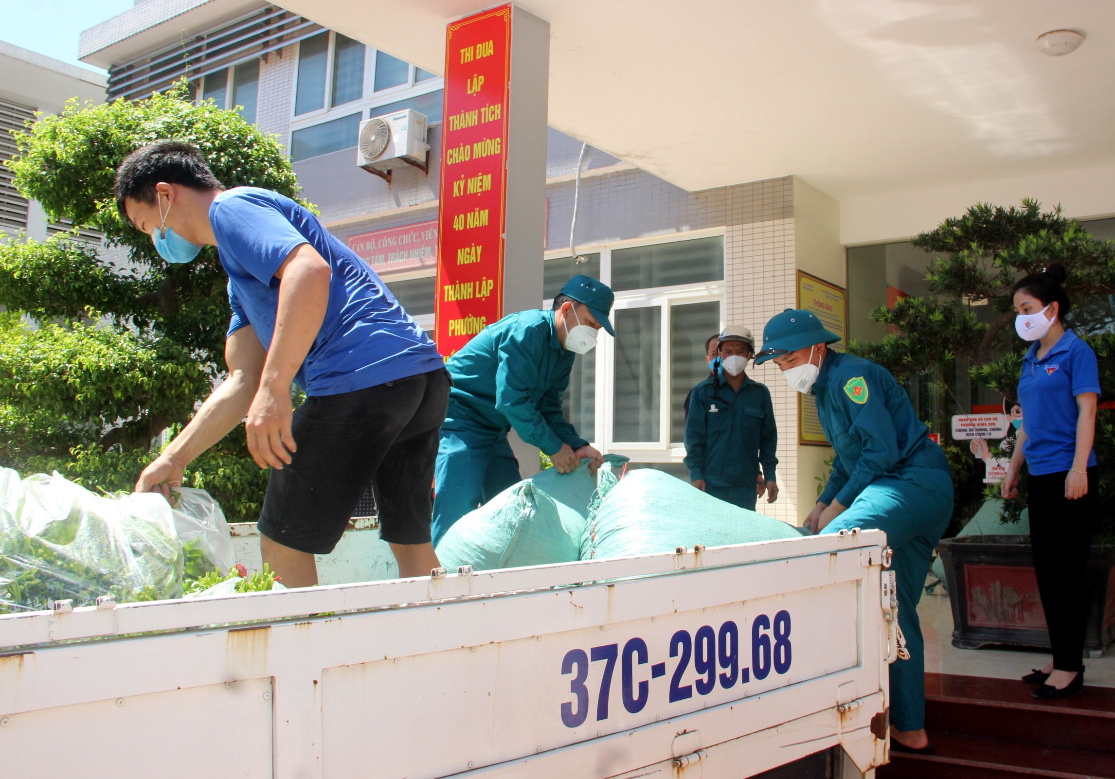 Các thực phẩm, hàng thiết yếu được phân phối về địa bàn các phường xã. Ảnh: Q.A