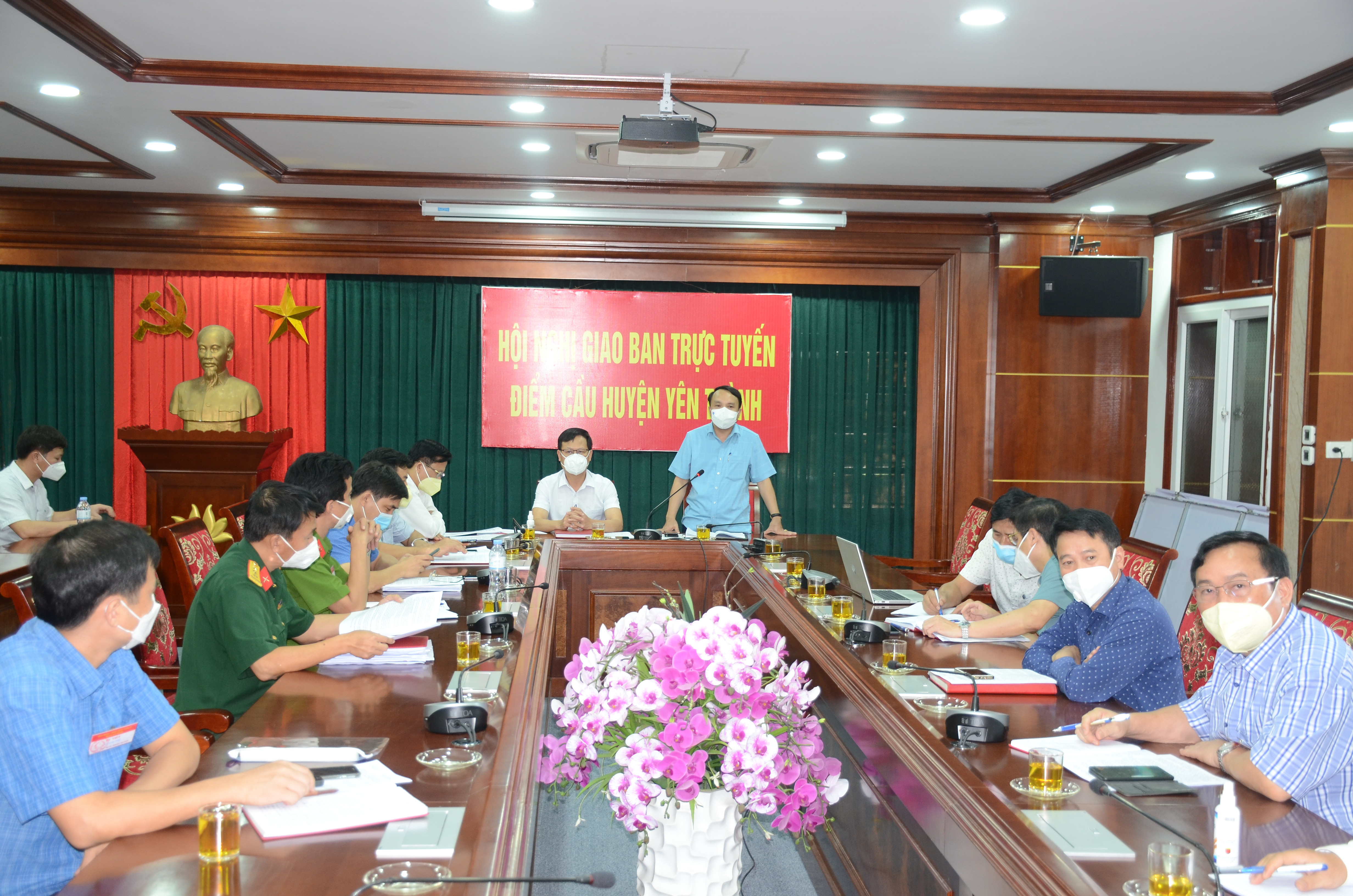 Ban Chỉ đạo Phòng, chống dịch Covid-19 tỉnh Nghệ An họp khẩn cùng huyện Yên Thành. Ảnh: Thành Chung