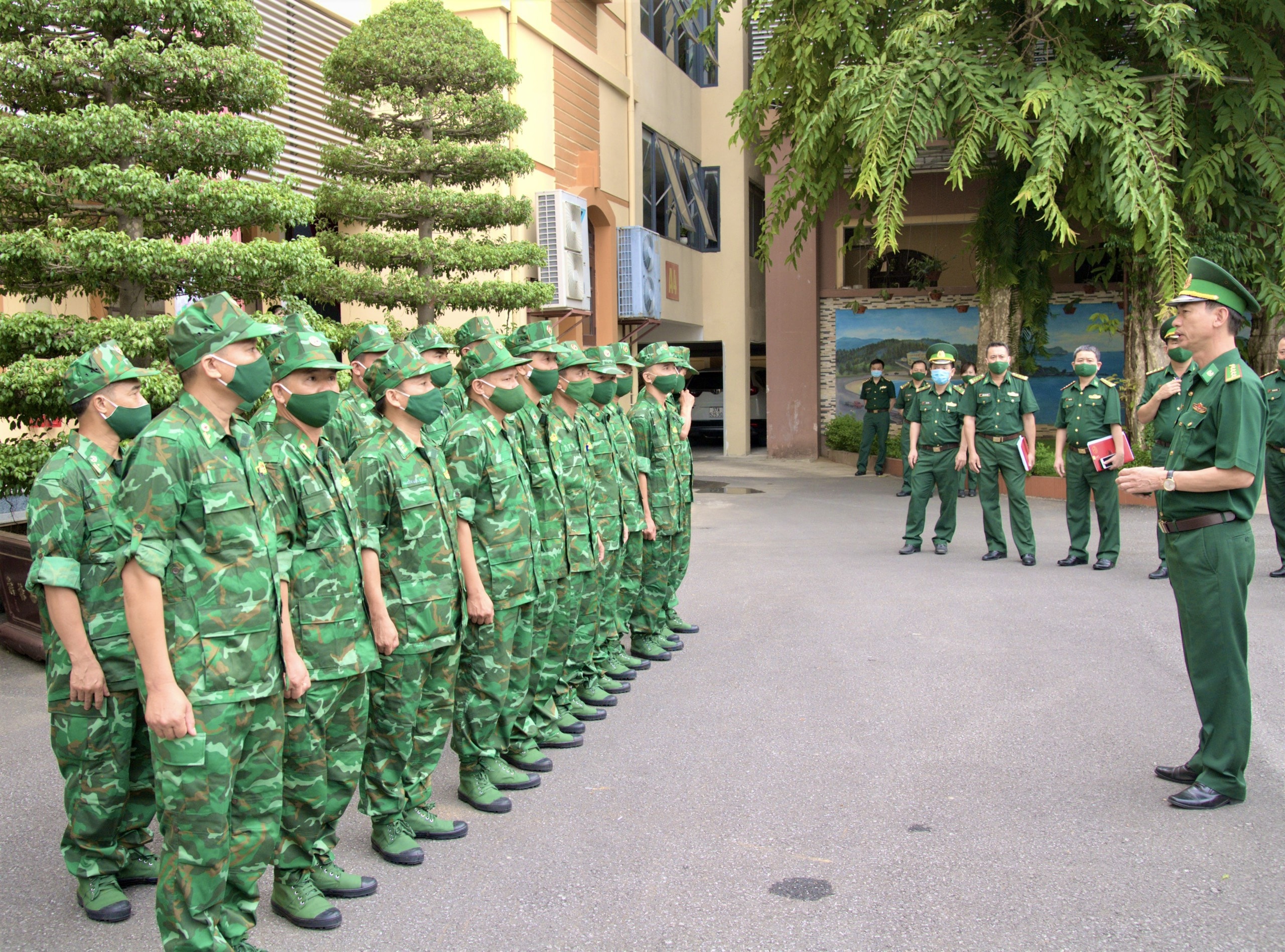 Đại tá Lê Như Cương, Chính ủy BĐBP Nghệ An động viên, giao nhiệm vụ cho các quân y tham gia Đội cơ động phòng, chống dịch Covid-19 của Bộ Tư lệnh BĐBP. 