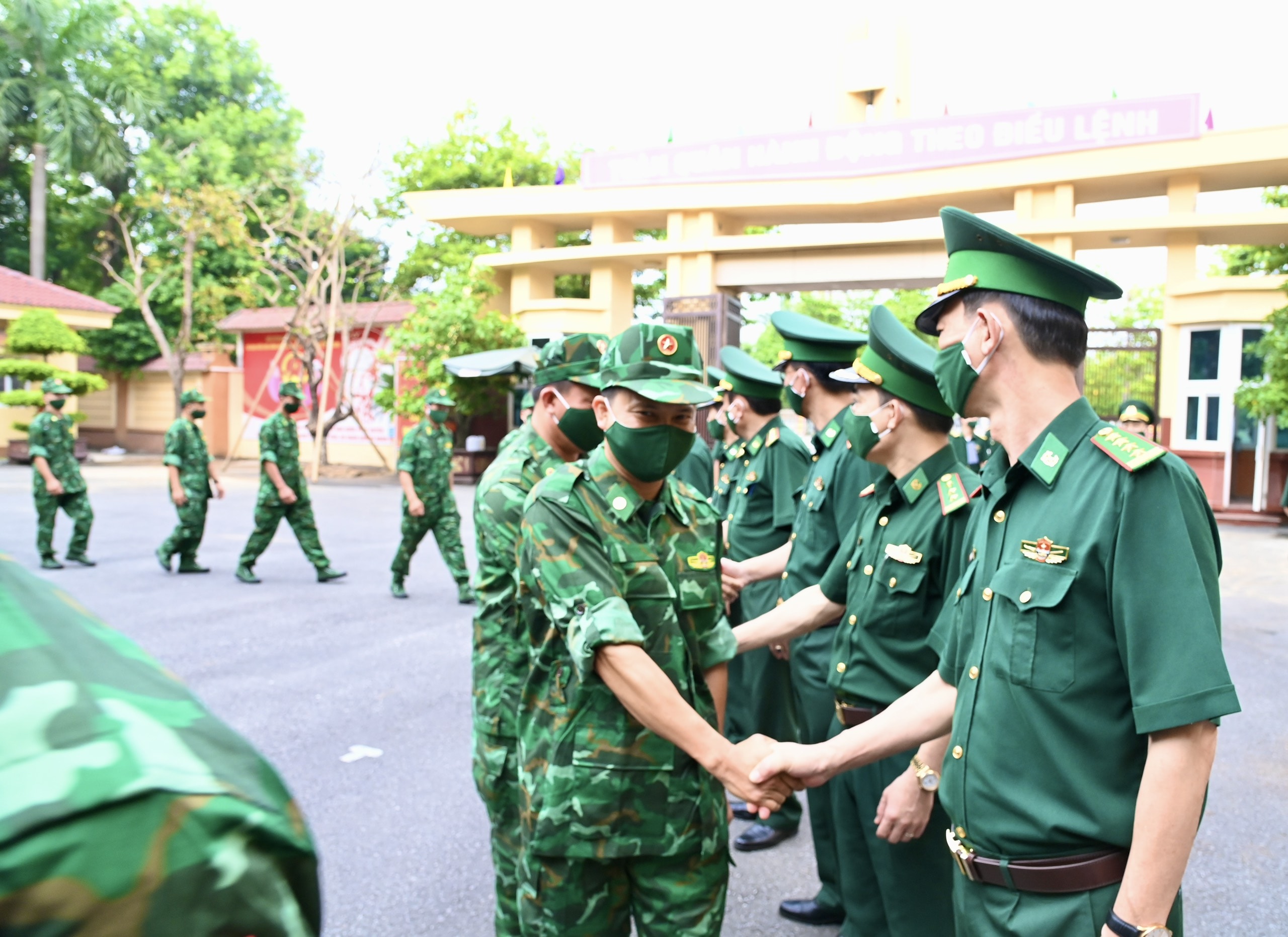 Thủ trưởng Bộ Chỉ huy BĐBP tỉnh tặng quà cho các quân y trước lúc lên đường thực hiện nhiệm vụ