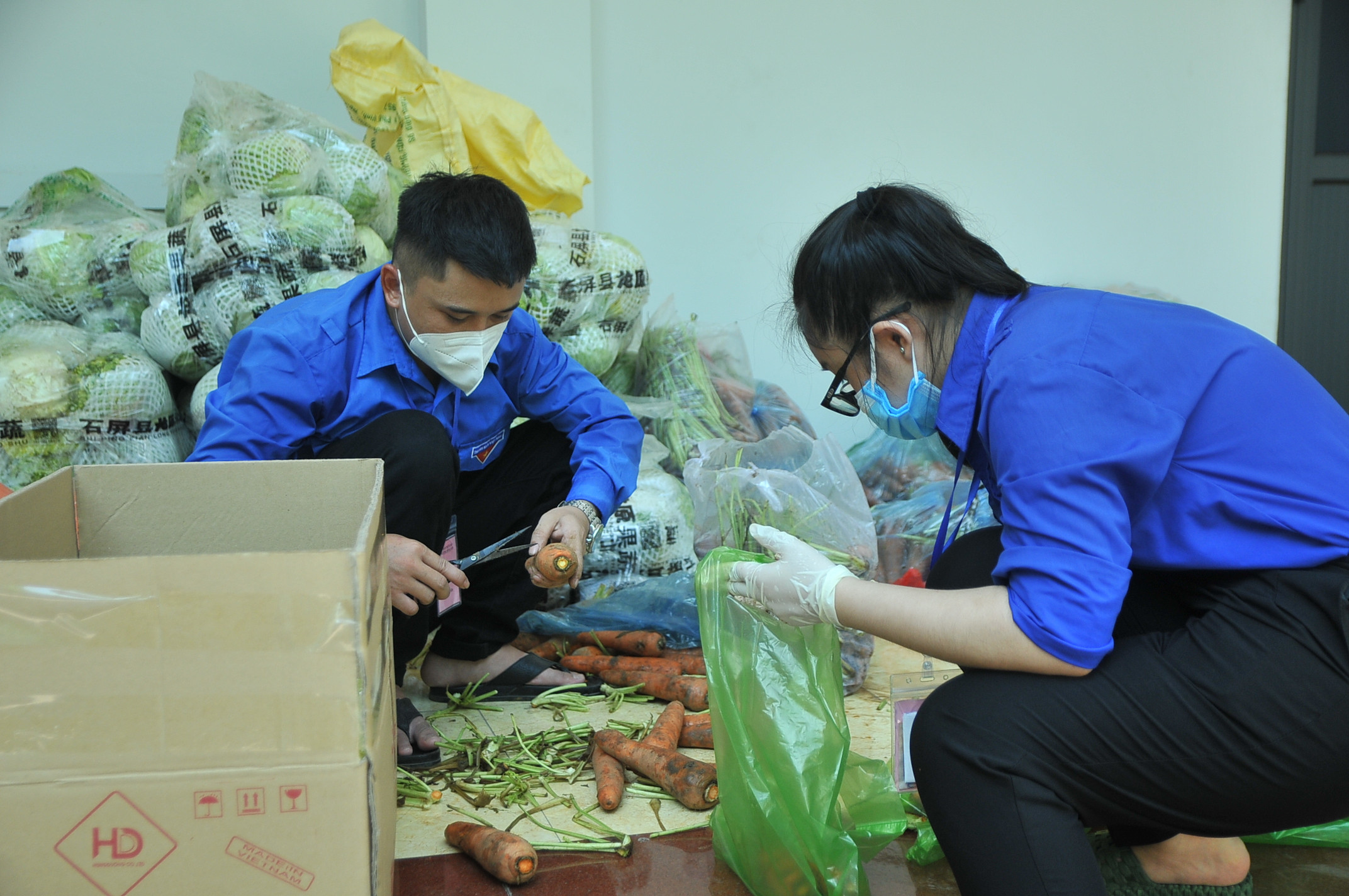 Các bạn đoàn viên, thanh niên chịu trách nhiệm phân chia các túi thực phẩm để kịp thời mang đến hỗ trợ cho người dân. Ảnh: Tiến Đông