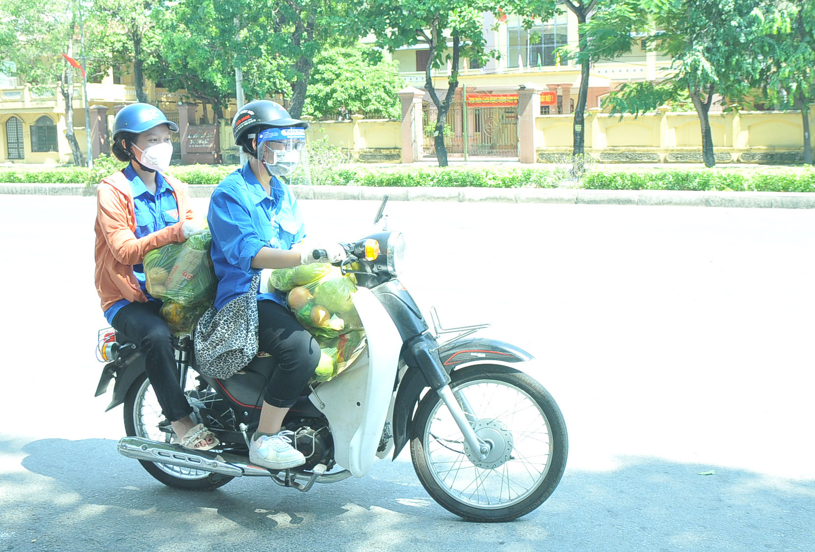 Mỗi chuyến, các bạn Shipper áo xanh mang được từ 4 đến 5 túi thực phẩm để đến hỗ trợ cho các hộ gia đình trong các khối, xóm. Ảnh: Tiến Đông