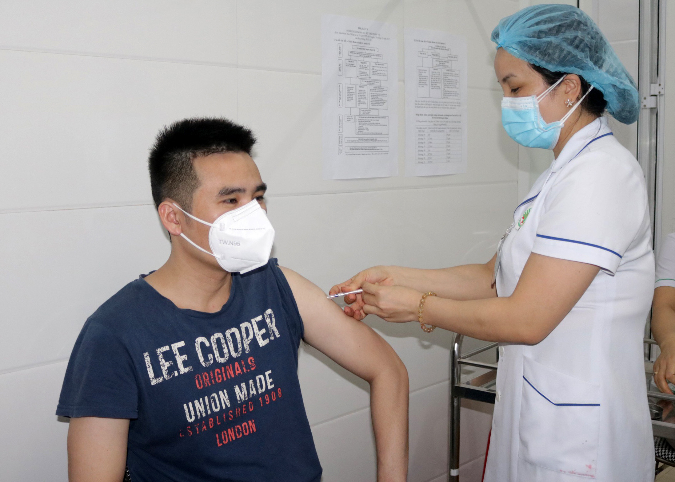 Các y bác sĩ của bệnh viện tham gia tiêm phòng covid-19 cho người dân thành phố Vinh. Ảnh: PV