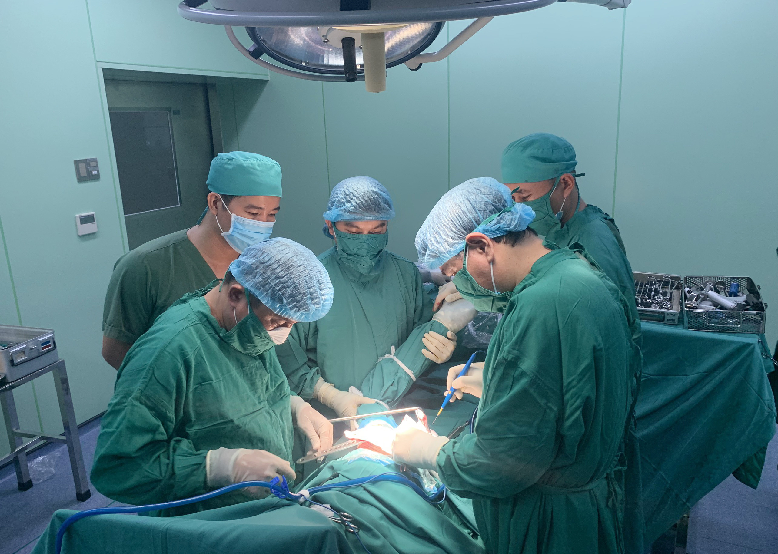 Ekip các bác sĩ khoa Ngoại Chấn thương - PTTK thực hiện kỹ thuật Phẫu thuật thay khớp háng bán phần. Ảnh: PV